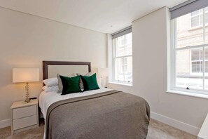 Luxury Apartment | Iron/ironing board, cribs/infant beds, rollaway beds, free WiFi - Luxury Holborn 1 Bedroom Flats (London)