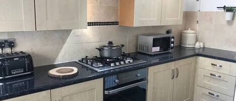 Cottage Deluks, Beberapa Tempat Tidur, Bebas Asap Rokok | Dapur pribadi | Lemari es, microwave, kompor, dan mesin pembuat kopi/teh
