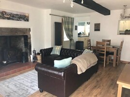 Deluxe Cottage - 3 Bedrooms (2 King rooms, 1 Twin) | Living area | Smart TV, Netflix, DVD player