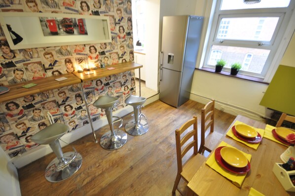 Basic Apartment, 4 Bedrooms | In-room dining - Old Nichol Guest Apartment (London)