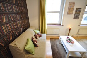 Basic-Apartment, 4 Schlafzimmer | Wohnzimmer | 32-Zoll-Flachbildfernseher mit Digitalempfang, Fernseher
