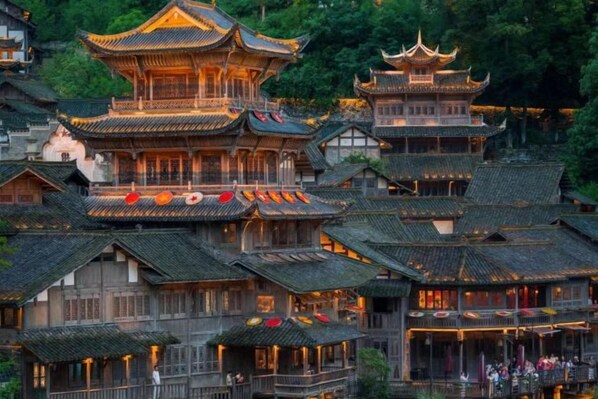 Un edificio tradicional de varios pisos con techo al estilo pagoda, probablemente un hotel o lugar cultural.