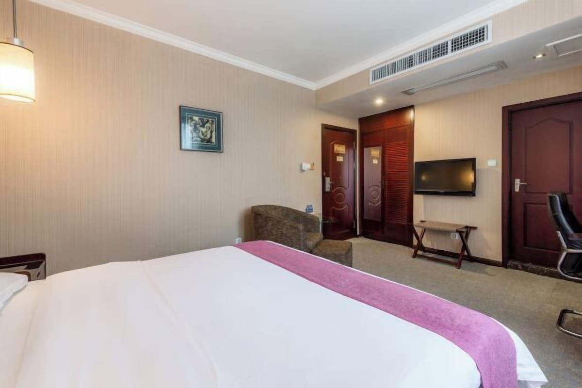Minibar, desk, blackout drapes, bed sheets