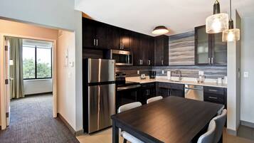 Suite, 1 Schlafzimmer, Nichtraucher | 1 Schlafzimmer, Schreibtisch, laptopgeeigneter Arbeitsplatz