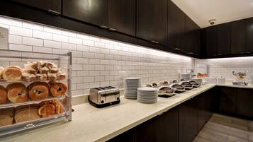 Tägliches inbegriffenes Frühstück zum Mitnehmen