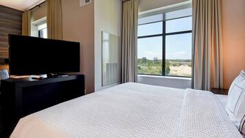 Studio, 1 King Bed with Sofa bed | Desk, laptop workspace, iron/ironing board, free WiFi