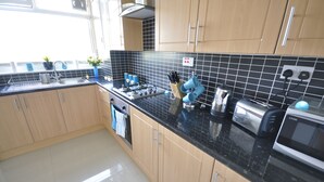 Departamento básico, 2 habitaciones | Cocina privada