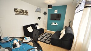 Departamento básico, 2 habitaciones | Sala de estar