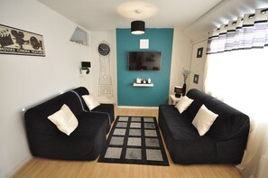 Basic Apartment, 2 Bedrooms | Iron/ironing board, free WiFi, bed sheets - Bloomfield Guest Apartment (London)
