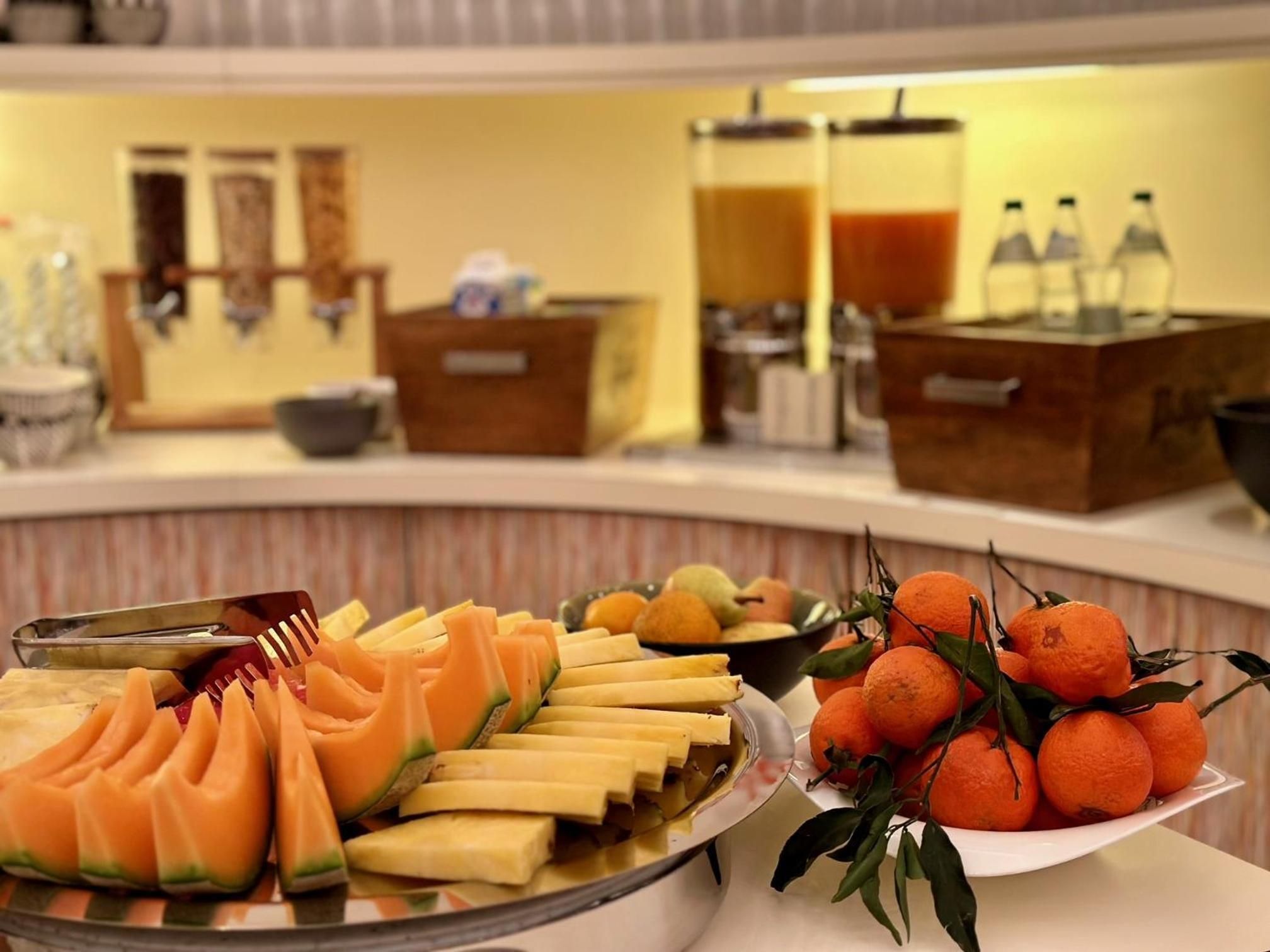 Ein reichhaltiges Buffet mit verschiedenen Früchten und einer Auswahl an Getränken.