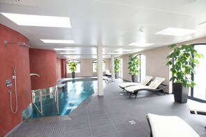 Indoor pool, open 7:00 AM to 10:00 PM, pool loungers - Hotel Freihof (Prichsenstadt)