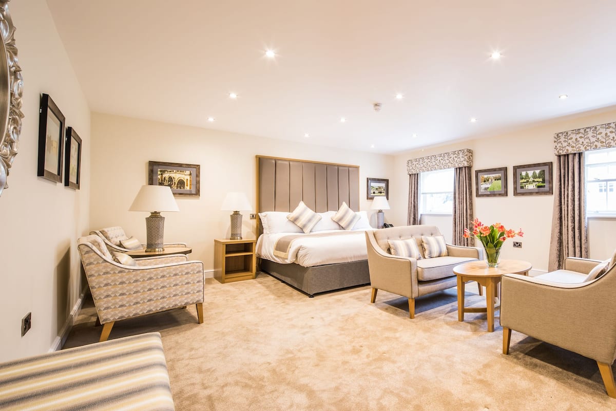 Deluxe Suite, City View | Living area | LCD TV