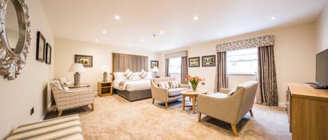 디럭스 스위트, 시내 전망 | 거실 공간 | LCD TV