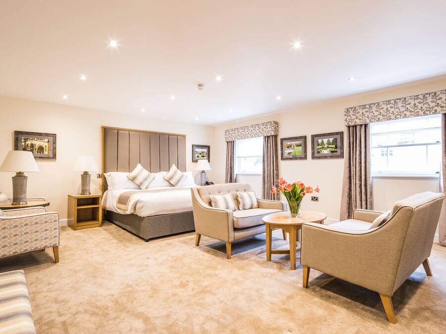 Deluxe Suite, City View | Living area | LCD TV
