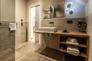 Douche, articles de toilette gratuits, sèche-cheveux