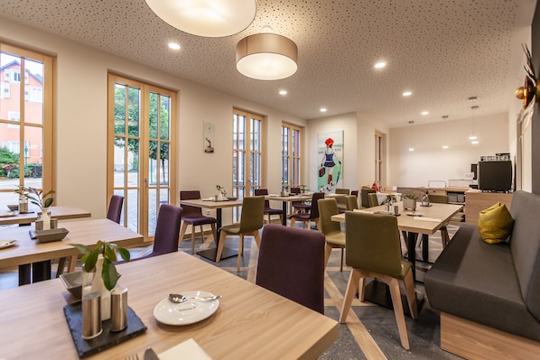 Free daily buffet breakfast