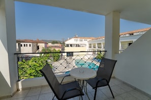 Outdoor dining - Mojo Hotel (Zakynthos)