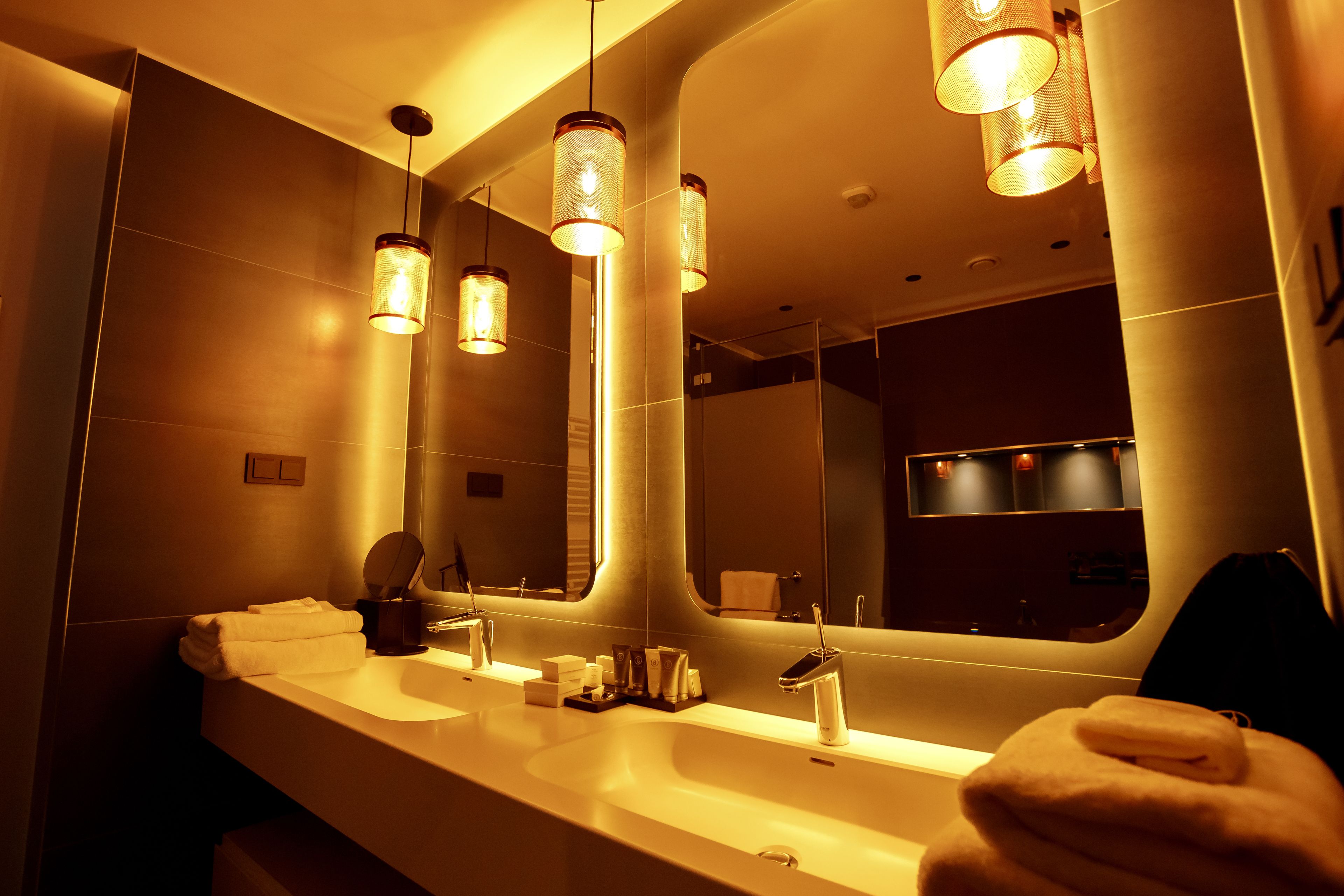 luxury room, balcony, golf view | bathroom shower