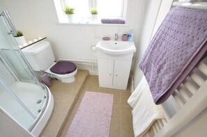 Basic Apartment, 3 Bedrooms | Bathroom | Shower, free toiletries, hair dryer, towels - Durward Guest Apartment (London)