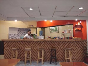 Petit déjeuner, déjeuner et dîner servis sur place
