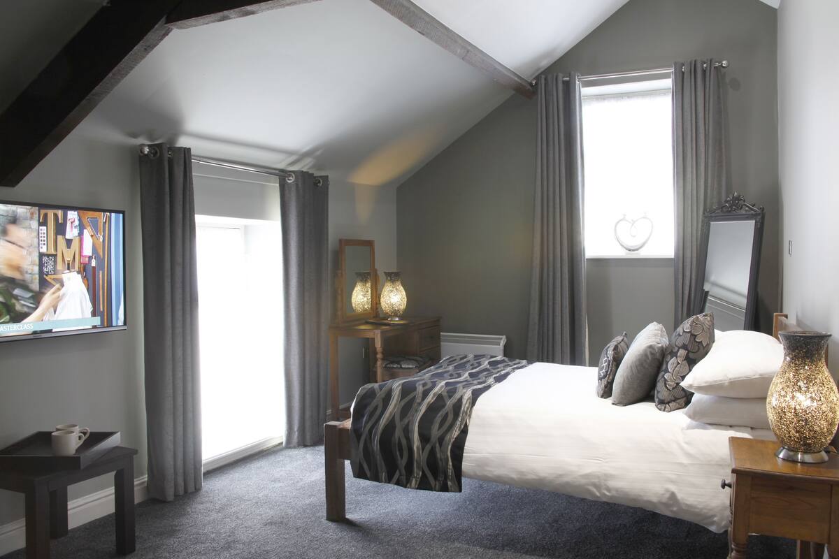 Double Room | Iron/ironing board, free WiFi, bed sheets