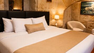 Suíte júnior, vista para o pátio | Cofres nos quartos, escrivaninha, Wi-Fi de cortesia, roupa de cama