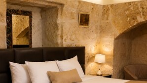 Junior Suite, Courtyard View | In-room safe, desk, WiFi (free), bed sheets - Hotel Santa Rosa (Arequipa)