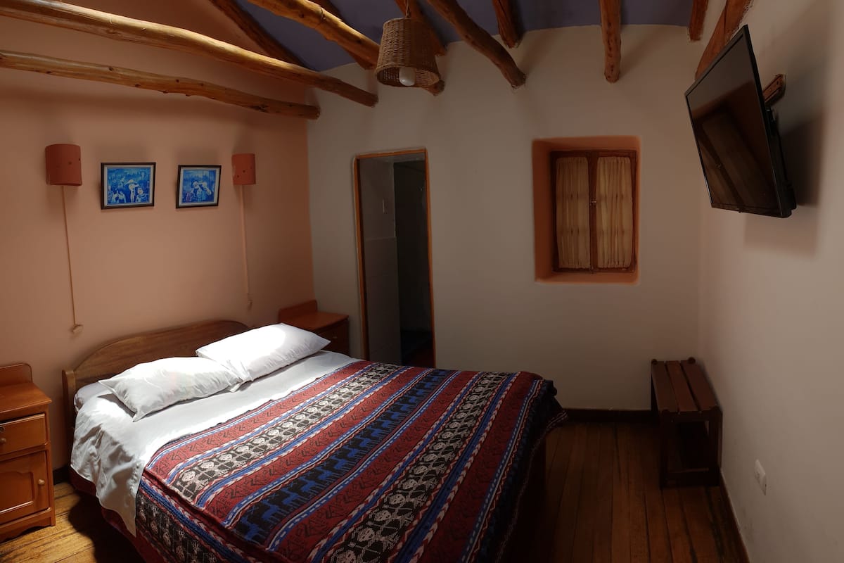 Habitación doble, 1 cama matrimonial, baño privado | Wifi gratis y ropa de cama