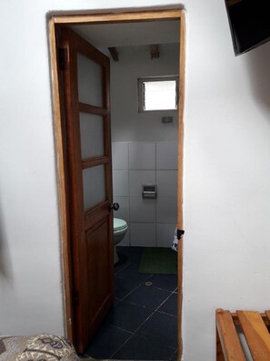Shower, towels - El Mirador de la Ñusta (Cusco)