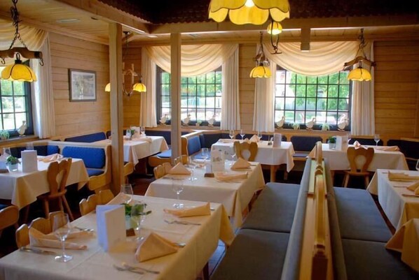 Daily buffet breakfast (EUR 7.50 per person) - Landgut Jungfleisch (Schoenenberg-Kuebelberg)