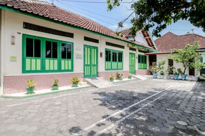 Tempat letak kenderaan sendiri percuma 