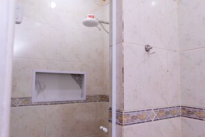 Habitació doble estàndard, 1 llit doble | Bany | Dutxa, articles de tocador gratuïts, tovalloles i sabó 
