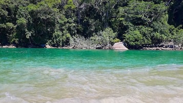 Pantai di sekitar