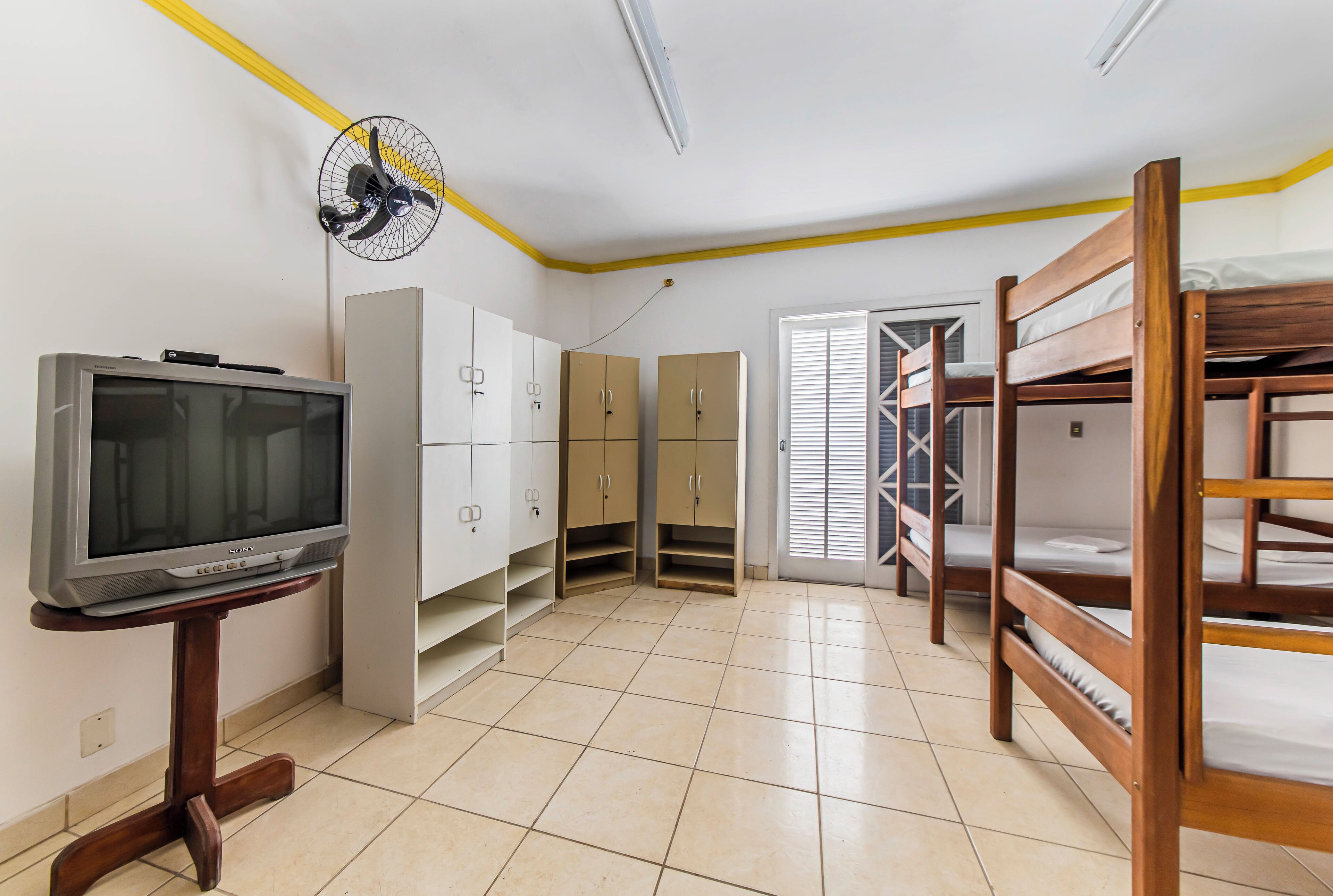 Room, Multiple Beds (Quarto 8) | In-room safe, soundproofing, iron/ironing board, free WiFi
