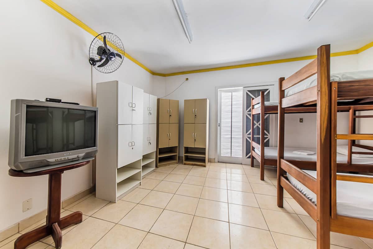 Room, Multiple Beds (Quarto 8) | In-room safe, soundproofing, iron/ironing board, free WiFi