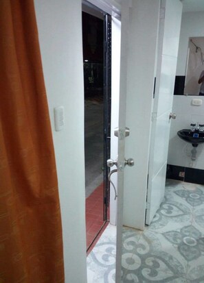 Shower, free toiletries, towels