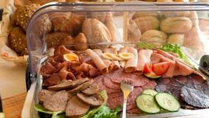 Breakfast buffet - Zur Hessischen Schweiz (Fuldabruck)