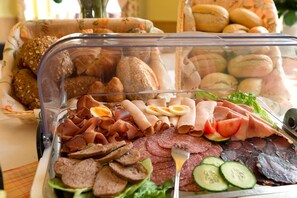 Desayuno buffet todos los días (con cargo) 