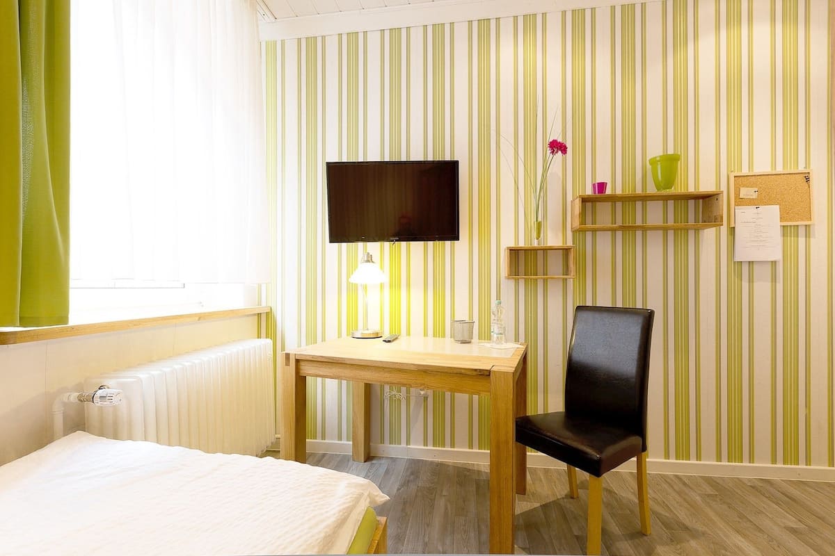 Single Room | Cribs/infant beds, rollaway beds, free WiFi