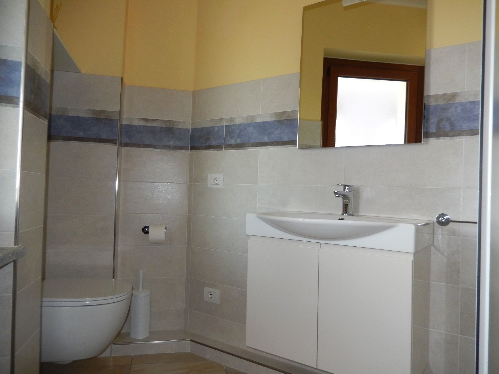 Un bagno con il water, un lavandino e una doccia.