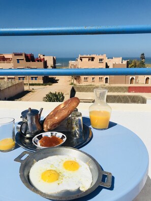 每日供应即点即煮早餐（每人 MAD 30）