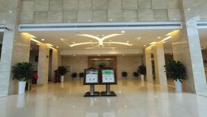 A spacious lobby with a polished marble floor, a high ceiling with modern lighting, and potted plants. - Vienna Classic Hotel (Shangrao Pedestrian street Peace Sunshine) (Shangrao)