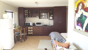 Estúdio conforto, 1 quarto | Cozinha privada | Geladeira grande, micro-ondas, fogão, cooktop