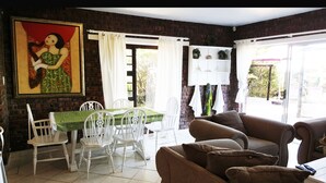Familienapartment, 2 Schlafzimmer | Essbereich im Zimmer