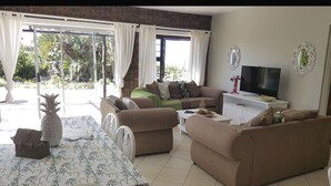 Familienapartment, 2 Schlafzimmer | Wohnbereich | Flachbildfernseher