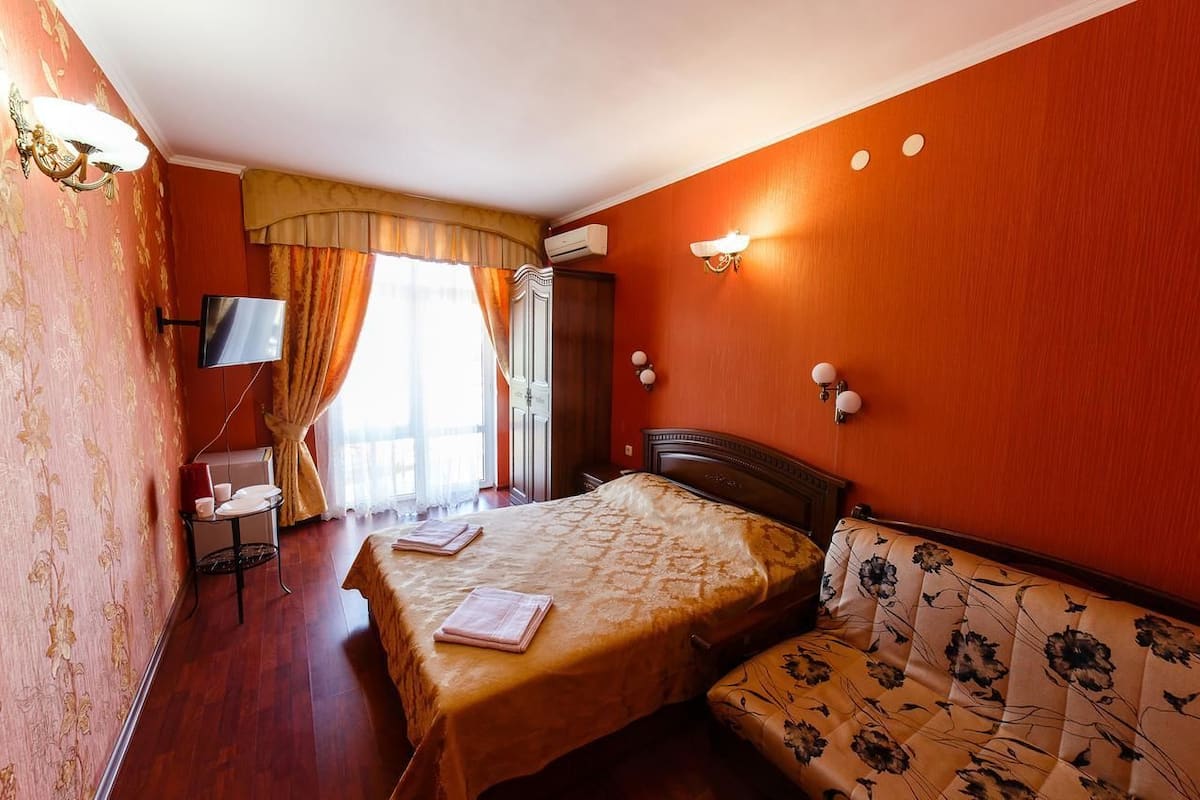 Superior Room, 1 Queen Bed, Non Smoking, Mountain View | 2 bedrooms, in-room safe, cots/infant beds, rollaway beds