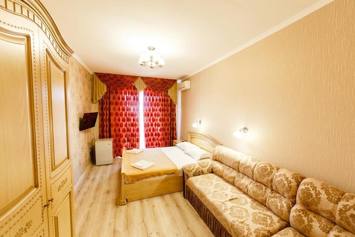 Family Suite, 1 Queen Bed with Sofa bed, Non Smoking, Sea View | 2 bedrooms, in-room safe, cots/infant beds, rollaway beds