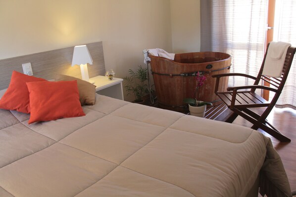 Romantic Suite, Jetted Tub | Iron/ironing board, free WiFi, bed sheets