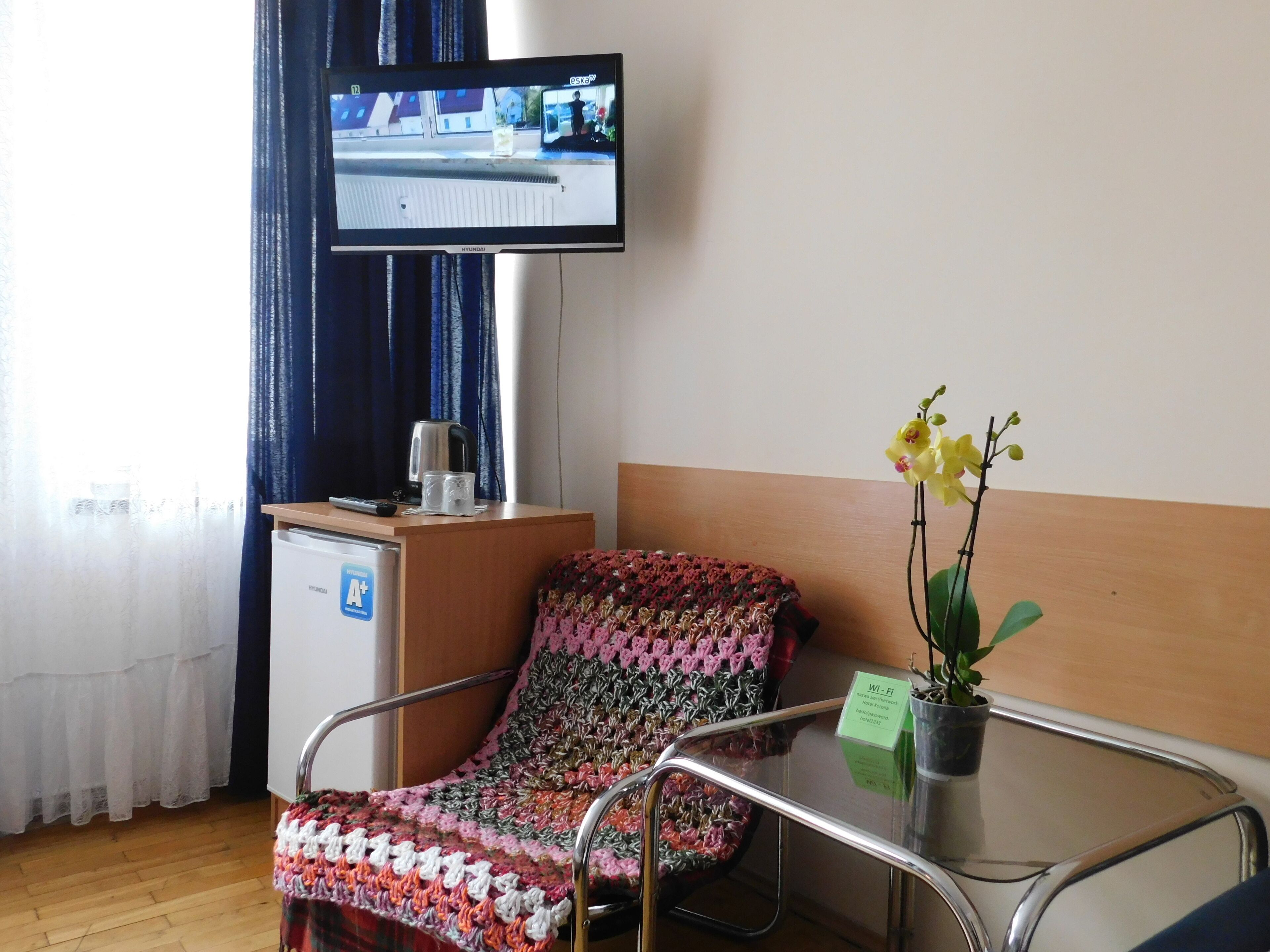 basic twin room | living area | flat-screen tv