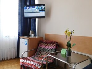 Basic-Zweibettzimmer | Wohnbereich | Flachbildfernseher